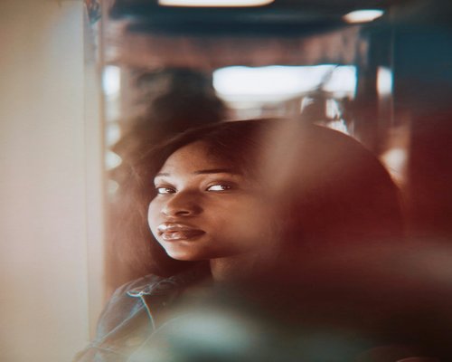 Mujer joven mirando por la ventana del autobús